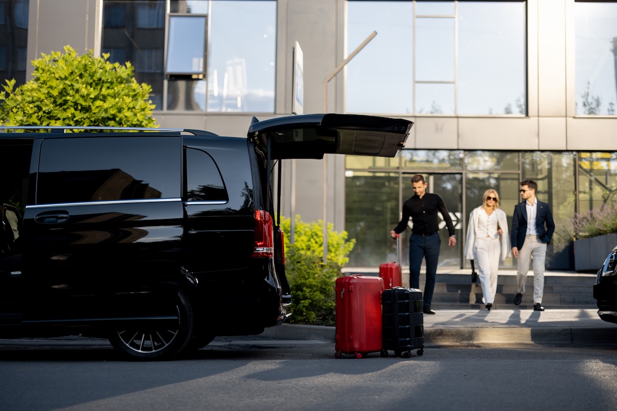 driver-helps-a-business-couple-carry-their-suitcas-2026-01-08-23-47-28-utc